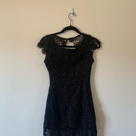 Elegant Black Lace Dress - Picture 1 of 2